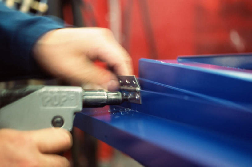 西方人,一个人,机修工,站,横图,室内,白天,侧面,欧洲,欧洲人,仅一个男性,仅一个人,工具,拿,拿着,工人,仅一个年轻男性,站着,螺丝刀,起子,男人,男性,年轻男性,白种人,机械师,机修工人,站立,半身,彩图