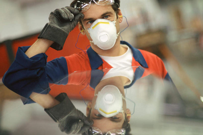 西方人,一个人,机修工,站,横图,室内,白天,正面,欧洲,欧洲人,仅一个男性,仅一个人,朦胧,模糊,眼镜,拿,拿着,工人,仅一个年轻男性,站着,护目镜,男人,男性,年轻男性,白种人,机械师,机修工人,站立,半身,彩图