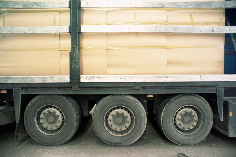 无人,工厂,竖图,室外,特写,白天,正面,卡车,静物,一堆,堆叠,堆积,木箱,集装箱,箱子,集装箱车,堆,货车,货运车,载重汽车,彩图,工地,制造厂