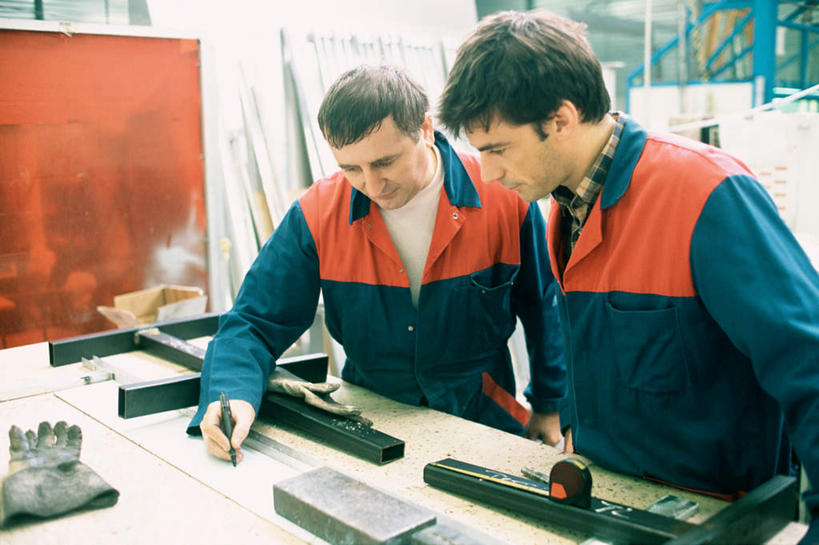 西方人,两个人,机修工,站,横图,室内,白天,正面,金属制品,欧洲,欧洲人,金属,拿,拿着,工人,站着,工作台,男人,男性,年轻男性,白种人,机械师,机修工人,站立,半身,彩图