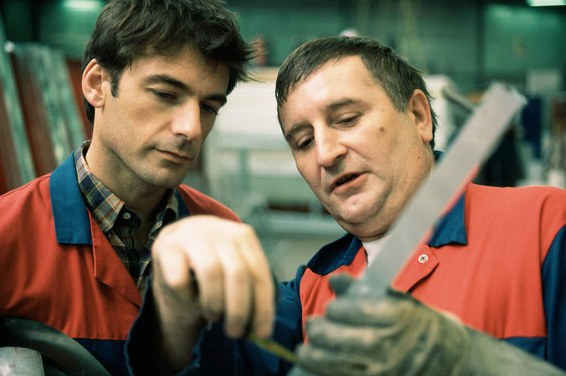 西方人,两个人,机修工,站,横图,室内,白天,正面,金属制品,欧洲,欧洲人,金属,拿,拿着,工人,站着,工作台,男人,男性,年轻男性,白种人,机械师,机修工人,站立,半身,彩图