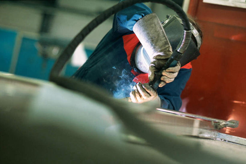 西方人,一个人,焊工,站,横图,室内,白天,正面,欧洲,欧洲人,仅一个男性,仅一个人,朦胧,模糊,拿,拿着,仅一个年轻男性,站着,焊接,男人,男性,年轻男性,白种人,电焊工,焊接工,站立,半身,彩图