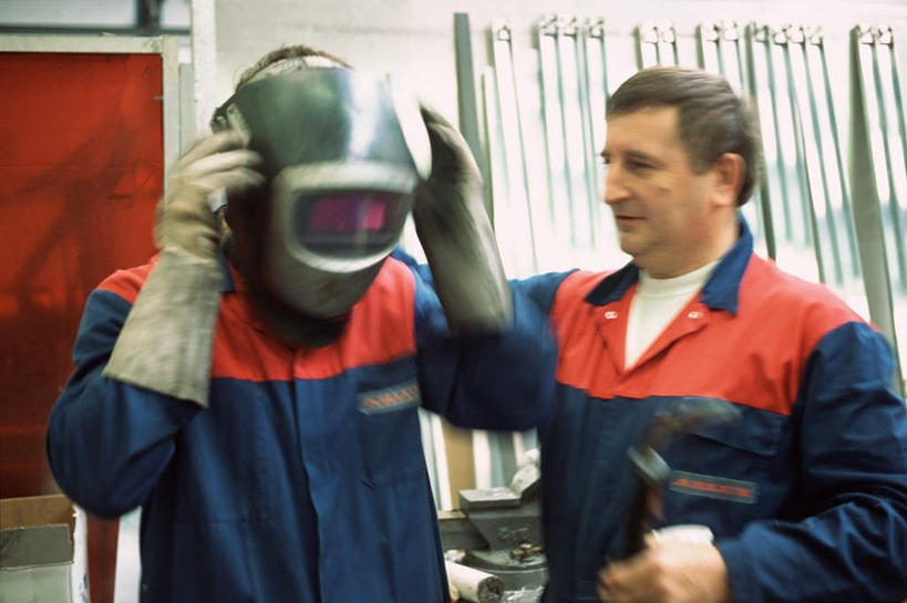 西方人,两个人,机修工,站,横图,室内,白天,正面,帽子,欧洲,欧洲人,头盔,拿,拿着,工人,安全帽,站着,男人,男性,中年男性,白种人,机械师,机修工人,站立,半身,彩图