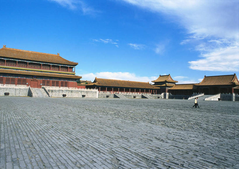 无人,故宫,宫殿,栏杆,横图,室外,白天,正面,旅游,度假,名胜古迹,标志建筑,地标,建筑,北京,中国,亚洲,阴影,遗迹,光线,影子,阶梯,云,云朵,建筑群,围栏,地面,首都,云彩,古迹,文物,娱乐,建设,古建筑,护栏,台阶,蓝色,白云,蓝天,天空,阳光,紫禁城,天,享受,休闲,石阶,旅游胜地,放松,权利,古文明,东亚,中华人民共和国,北京市,京,北平,华北地区,北京故宫博物院,彩图,标志性建筑