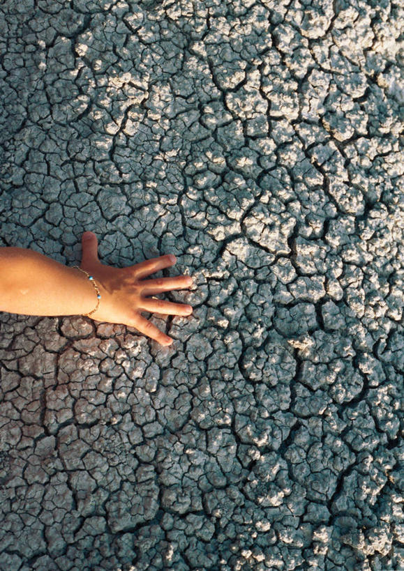 西方人,手,一个人,蹲,竖图,俯视,室外,特写,白天,欧洲,欧洲人,仅一个男性,仅一个人,阴影,龟裂,干燥,光线,影子,地面,仅一个年轻男性,阳光,手链,手部,手环,干涸,干旱,男人,男性,年轻男性,白种人,蹲着,半身,彩图,高角度拍摄,五指张开