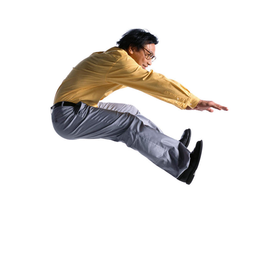 西方人,一个人,商务人士,商务男性,办公室,跳,伸展双臂,笑,微笑,露齿笑,方图,室内,白天,侧面,衬衫,锻炼,运动,跳远,欧洲,欧洲人,仅一个男性,仅一个人,套装,眼镜,领带,半空,仅一个年轻男性,商务装,近视眼镜,工薪阶层,体育,年轻男性,白种人,年轻人,白领,上班族,敞开双臂,伸开双臂,跳跃,展开双肩,张开手臂,张开双臂,彩图,全身,衬衣,健身