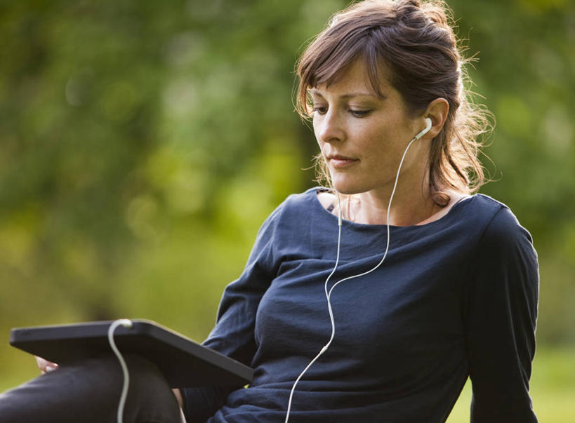 西方人,一个人,坐,笑,微笑,横图,室外,白天,正面,快乐,满意,幸福,电脑,笔记本电脑,草地,草坪,植物,欧洲,欧洲人,仅一个女性,仅一个人,握,服装,裤子,朦胧,模糊,网络,音响,音乐,拿,听,拿着,注视,牛仔裤,休闲装,娱乐,通讯设备,草,树,树木,衣服,绿色,自然,耳机,低头,观察,看,仅一个中年女性,享受,休闲,休闲服,放松,握着,服饰,生长,成长,观看,察看,无线,舒适,享乐,关注,通信设备,无线网络,无线上网,便携式电脑,平板电脑,手提电脑,女人,女性,中年女性,白种人,坐着,半身,彩图