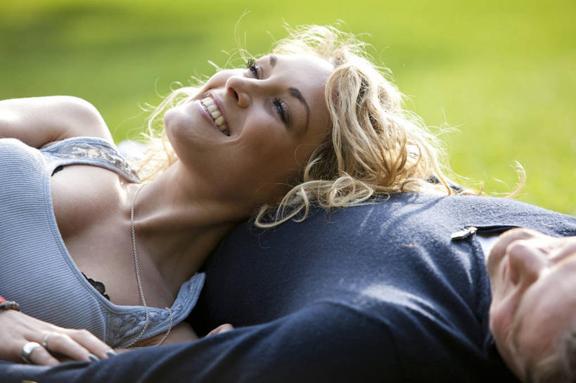 西方人,两个人,躺,闭眼,笑,微笑,露齿笑,横图,室外,白天,正面,爱情,草地,草坪,植物,欧洲,欧洲人,服装,朦胧,模糊,背心,浪漫,装饰品,草,衣服,绿色,戒指,饰品,首饰,温暖,温馨,恩爱,恋人,服饰,信物,和睦,权利,衣着,穿着,手饰,衣饰,卧着,男人,男性,年轻男性,年轻女性,女人,女性,白种人,情侣,闭眼睛,闭着眼,闭着眼睛,躺着,卧,半身,彩图,伴侣,融洽