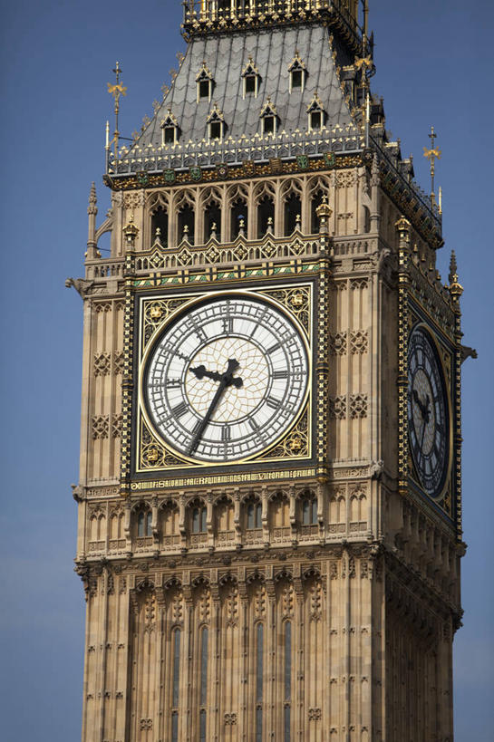 无人,竖图,室外,特写,白天,仰视,旅游,度假,名胜古迹,标志建筑,地标,建筑,英国,欧洲,伦敦,阴影,遗迹,时间,光线,时钟,影子,云,云朵,钟楼,首都,计时,云彩,古迹,文物,娱乐,建设,古建筑,大本钟,大笨钟,蓝色,白云,蓝天,天空,阳光,钟表,天,享受,休闲,表,旅游胜地,放松,晴朗,西欧,大不列颠,古文明,大不列颠及北爱尔兰联合王国,塔钟,大不列颠联合王国,日不落英帝国,雾都,威斯敏斯特宫报时钟,伊丽莎白塔,钟,晴空,彩图,低角度拍摄
