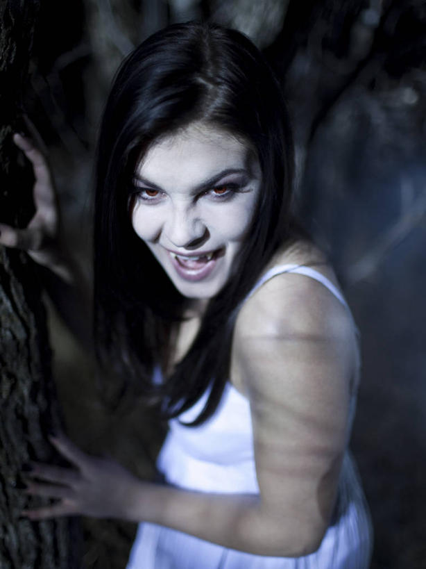 西方人,一个人,站,笑,微笑,露齿笑,竖图,室外,夜晚,侧面,裙子,树林,植物,欧洲,欧洲人,仅一个年轻女性,仅一个女性,仅一个人,连衣裙,朦胧,模糊,注视,树,树木,绿色,白色,自然,扶,观察,看,站着,生长,成长,观看,吊带裙,察看,扶着,恐怖,关注,怪物,吸血鬼,可怕,可骇,年轻女性,女人,女性,白种人,站立,半身,彩图,嗜血,血族