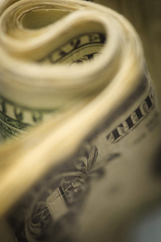 无人,竖图,俯视,室内,特写,白天,钱,美元,静物,灰色背景,朦胧,模糊,曲折,弯曲,标志,钱币,数字,文字,字符,美金,标识,钞票,金融,纸币,摄影,阿拉伯数字,蜿蜒,影棚,经济,美圆,流通,纸钞,贸易,货币,现金,彩图,高角度拍摄,影棚拍摄,拍摄