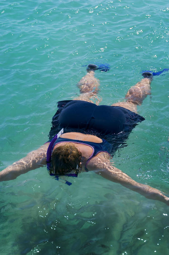 游泳,西方人,一个人,伸展双臂,竖图,俯视,室外,白天,锻炼,运动,海浪,海洋,欧洲,欧洲人,仅一个年轻女性,仅一个女性,仅一个人,潜水镜,泳镜,浪花,海水,蛙鞋,潜水,脚蹼,呼吸管,潜水装备,海景,面镜,浮潜,潜水运动,泅水,拍浮,体育,年轻女性,女人,女性,白种人,大海,风浪,海,海水的波动,近岸浪,涌浪,敞开双臂,伸开双臂,展开双肩,张开手臂,张开双臂,半身,彩图,高角度拍摄,健身