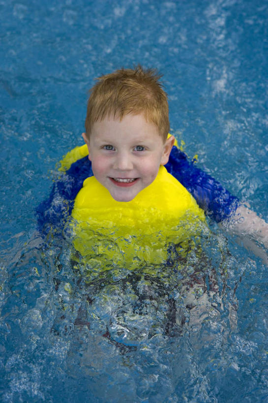 西方人,儿童,一个人,站,笑,微笑,露齿笑,竖图,俯视,室外,白天,纯洁,海浪,海洋,欧洲,欧洲人,仅一个男性,仅一个人,救生衣,浪花,注视,小孩,黄色,蓝色,海水,观察,看,站着,仅一个小孩,可爱,童年,童趣,观看,察看,关注,海景,童真,烂漫,无邪,浮水衣,天真,男孩,男人,男性,白种人,孩子,大海,风浪,海,海水的波动,近岸浪,涌浪,站立,半身,彩图,高角度拍摄,男生