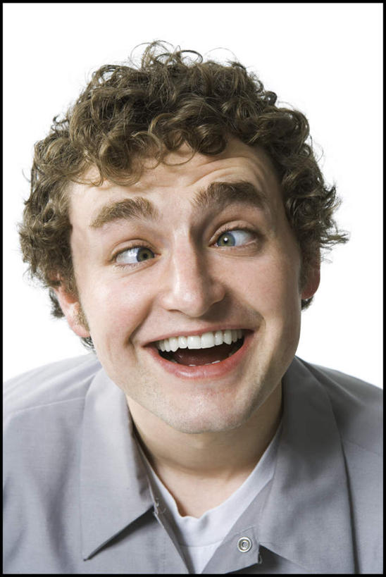 西方人,脸,头,眼睛,脸颊,脖子,头发,一个人,笑,微笑,露齿笑,竖图,室内,特写,白天,白色背景,正面,欧洲,欧洲人,瞳孔,仅一个男性,仅一个人,服装,注视,休闲装,肩膀,仅一个年轻男性,衣服,黄色,灰色,观察,看,休闲,休闲服,眼部,摄影,服饰,影棚,观看,斗鸡眼,察看,关注,对眼,内斜,男人,男性,年轻男性,白种人,头部,卷发,脖,颈,颈部,脸部,脸蛋,面部,眼,半身,彩图,影棚拍摄,拍摄,短发