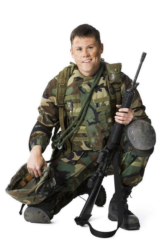 西方人,一个人,跪,竖图,室内,白天,白色背景,正面,竞争,帽子,欧洲,欧洲人,仅一个男性,仅一个人,士兵,对抗,握,冲突,包,枪支,头盔,拿,拿着,注视,破坏,仅一个年轻男性,安全帽,背包,观察,看,武器,战争,握着,摄影,手枪,影棚,观看,损坏,察看,攻击,威胁,对立,关注,矛盾,兵器,迷彩服,军服,防御,枪械,来福枪,来复枪,弹夹,敌对,挫败,斗争,抗拒,抗衡,杀伤,威慑,兵士,子弹夹,伪装服,野战服,作战服,危险,男人,男性,年轻男性,白种人,跪着,彩图,全身,影棚拍摄,拍摄,双肩包