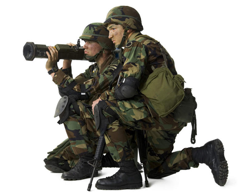 西方人,两个人,伙伴,朋友,蹲,横图,室内,白天,白色背景,侧面,友谊,合作,团队,竞争,帽子,欧洲,欧洲人,士兵,对抗,握,冲突,包,枪支,头盔,拿,拿着,注视,破坏,安全帽,背包,观察,看,武器,战略,战争,握着,摄影,手枪,影棚,观看,损坏,察看,发射器,攻击,威胁,对立,关注,矛盾,兵器,对准,瞄准,迷彩服,军服,防御,枪械,炮弹,来福枪,来复枪,榴弹,榴弹发射器,弹夹,敌对,挫败,斗争,抗拒,抗衡,联合,合谋,杀伤,威慑,兵士,子弹夹,伪装服,野战服,作战服,配合,危险,协作,男人,男性,年轻男性,白种人,蹲着,彩图,全身,影棚拍摄,拍摄,开花弹,双肩包