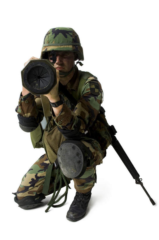 西方人,一个人,蹲,竖图,室内,白天,白色背景,正面,竞争,帽子,欧洲,欧洲人,仅一个男性,仅一个人,士兵,对抗,握,冲突,枪支,头盔,拿,拿着,注视,破坏,仅一个年轻男性,安全帽,观察,看,武器,战争,握着,摄影,手枪,影棚,观看,损坏,察看,发射器,攻击,威胁,对立,关注,矛盾,兵器,对准,瞄准,迷彩服,军服,防御,枪械,炮弹,来福枪,来复枪,榴弹,榴弹发射器,弹夹,敌对,挫败,斗争,抗拒,抗衡,杀伤,威慑,兵士,子弹夹,伪装服,野战服,作战服,危险,男人,男性,年轻男性,白种人,蹲着,彩图,全身,影棚拍摄,拍摄,开花弹