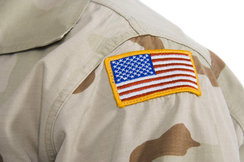 西方人,一个人,横图,室内,特写,白天,白色背景,正面,制服,旗帜,国旗,欧洲,欧洲人,仅一个男性,仅一个人,士兵,星星,仅一个年轻男性,衣服,星形,美国国旗,摄影,影棚,军人,军装,军服,五角形,兵士,男人,男性,年轻男性,白种人,旗,五角星,半身,彩图,影棚拍摄,拍摄