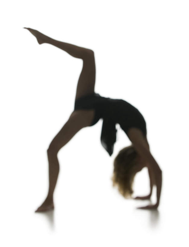 西方人,一个人,跳舞者,伸展双臂,竖图,室内,白天,白色背景,侧面,运动服,锻炼,运动,欧洲,欧洲人,仅一个年轻女性,仅一个女性,仅一个人,撑,弯腰,服装,体操,背光,衣服,黑色,活力,摄影,服饰,影棚,撑着,优美,衣着,穿着,逆光,体操服,自由体操,弯身,衣饰,体育,年轻女性,女人,女性,白种人,舞蹈家,舞蹈演员,舞者,敞开双臂,伸开双臂,展开双肩,张开手臂,张开双臂,彩图,全身,影棚拍摄,健身,拍摄,半体服,运动装