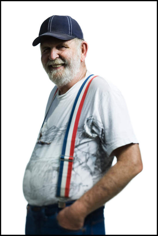 西方人,一个人,站,笑,微笑,露齿笑,竖图,室内,白天,白色背景,侧面,帽子,欧洲,欧洲人,仅一个男性,仅一个人,裤子,注视,运动帽,观察,看,站着,仅一个老年男性,背带裤,鸭舌帽,摄影,影棚,观看,察看,关注,手插袋,单手插袋,单手抄兜,单手放兜,饭单裤,工装裤,老年男性,男人,男性,白种人,插兜,手插兜,手放口袋,站立,半身,彩图,影棚拍摄,拍摄,手抄兜