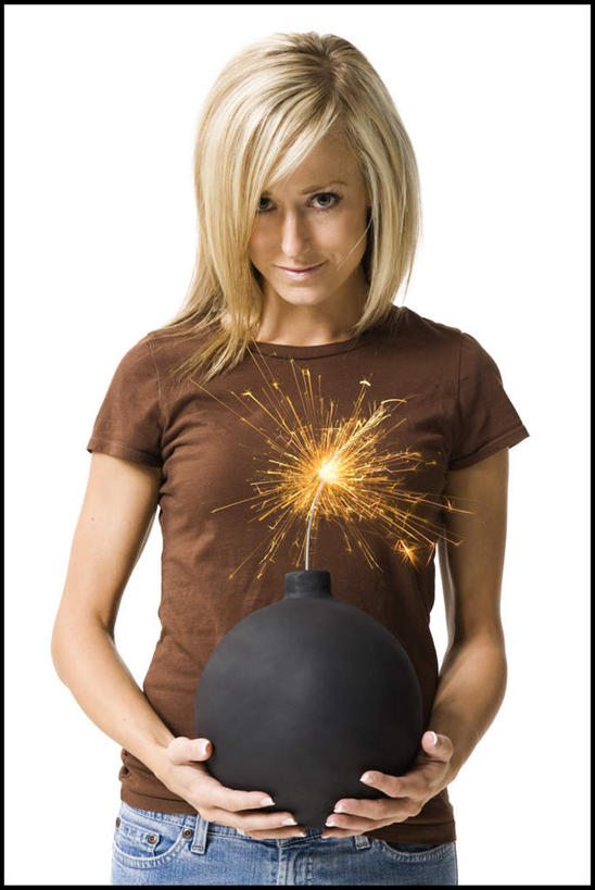 西方人,一个人,站,捧,竖图,室内,白天,白色背景,正面,热情,竞争,高科技,科技,炸药,炸弹,火,欧洲,欧洲人,仅一个年轻女性,仅一个女性,仅一个人,对抗,服装,冲突,军事,科学,火焰,燃烧,注视,休闲装,破坏,衣服,观察,看,站着,休闲,休闲服,武器,战争,工业,摄影,服饰,影棚,观看,损坏,察看,攻击,恐怖,威胁,对立,关注,矛盾,兵器,弹药,防御,军方,军工业,国防,敌对,挫败,斗争,抗拒,抗衡,杀伤,威慑,危险,年轻女性,女人,女性,白种人,甘油炸药,端,端着,捧着,手捧,站立,半身,彩图,影棚拍摄,拍摄