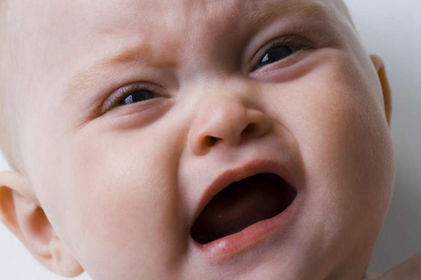 西方人,婴儿,儿童,脸,头,脸颊,一个人,哭,横图,俯视,室内,特写,白天,白色背景,纯洁,欧洲,欧洲人,仅一个人,注视,小孩,观察,看,张嘴,可爱,眼泪,摄影,活泼,影棚,观看,察看,泪水,关注,宝宝,张大嘴巴,纯真,烂漫,无邪,伶俐,天真,白种人,孩子,头部,脸部,脸蛋,面部,张开嘴,半身,彩图,高角度拍摄,影棚拍摄,哭泣,哭啼,拍摄