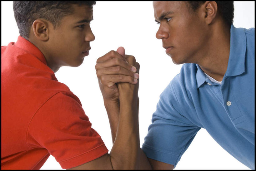 西方人,两个人,伙伴,朋友,横图,室内,白天,白色背景,侧面,游戏,友谊,比赛,欧洲,非洲,黑人,欧洲人,服装,玩,注视,休闲装,右手,娱乐,相视,衣服,红色,蓝色,观察,看,休闲,面对面,休闲服,力量,扳手腕,摄影,服饰,影棚,观看,活动,对视,察看,掰手腕,互视,发泄,关注,消遣,智力,相对,相看,宣泄,比力,较劲,扳手劲,手肘,较量,友情,男人,男性,年轻男性,非洲人,胳膊,手臂,玩耍,嬉戏,半身,彩图,影棚拍摄,拍摄