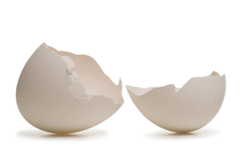 无人,横图,俯视,室内,特写,白天,白色背景,餐桌,桌子,阴影,破碎,反射,影子,蛋,蛋壳,鸡蛋,两个,摄影,影棚,餐台,破裂,摧毁,草鸡蛋,卵,彩图,高角度拍摄,影棚拍摄,拍摄