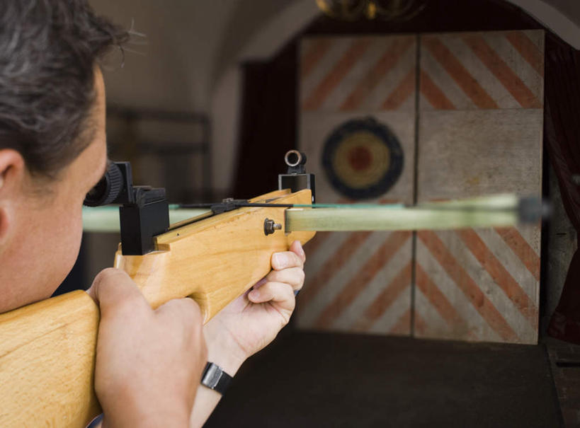 西方人,一个人,站,横图,室内,白天,竞争,欧洲,欧洲人,仅一个男性,仅一个人,对抗,握,冲突,时间,时钟,手表,拿,计时,拿着,注视,破坏,仅一个年轻男性,背面,钟表,观察,看,站着,表,武器,战争,握着,观看,腕表,损坏,察看,攻击,威胁,对立,关注,矛盾,兵器,对准,瞄准,防御,敌对,挫败,斗争,抗拒,抗衡,杀伤,威慑,弩,危险,男人,男性,年轻男性,白种人,钟,站立,半身,彩图