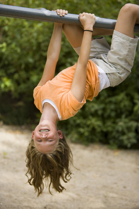 西方人,儿童,一个人,笑,微笑,露齿笑,竖图,室外,白天,正面,纯洁,单杠,植物,欧洲,欧洲人,仅一个女性,仅一个人,吊挂,握,悬挂,服装,挂,注视,休闲装,运动器械,树,树木,小孩,衣服,绿色,自然,观察,看,仅一个小孩,休闲,休闲服,橙色,健身器械,可爱,童年,童趣,握着,服饰,生长,成长,观看,察看,关注,健身器材,童真,烂漫,无邪,天真,女孩,女人,女性,白种人,孩子,半身,彩图,运动器材,女生
