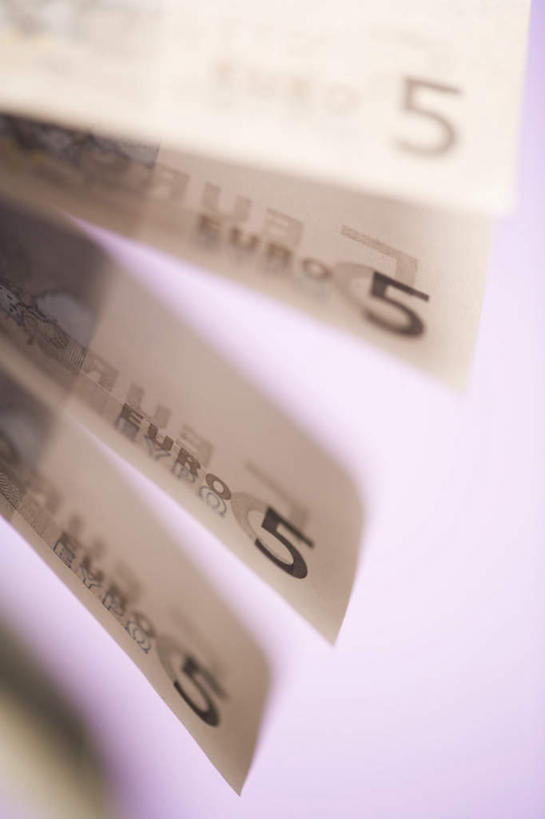 无人,竖图,室内,特写,白天,正面,钱,静物,阴影,粉色背景,反射,标志,钱币,数字,文字,影子,字符,四张,欧元,标识,钞票,金融,纸币,摄影,阿拉伯数字,影棚,经济,流通,纸钞,贸易,货币,现金,彩图,影棚拍摄,拍摄