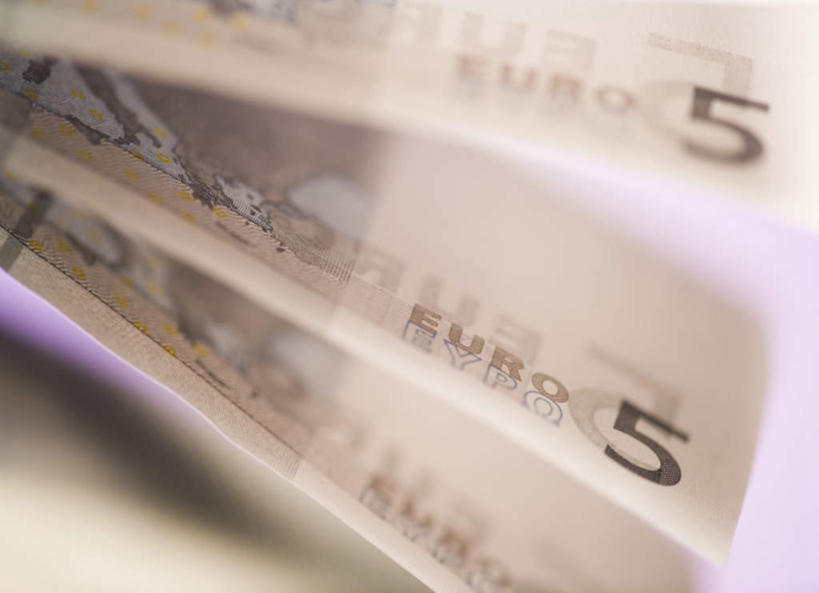 无人,横图,室内,特写,白天,正面,钱,静物,阴影,粉色背景,反射,标志,钱币,数字,文字,影子,字符,三张,欧元,标识,钞票,金融,纸币,摄影,阿拉伯数字,影棚,经济,流通,纸钞,贸易,货币,现金,彩图,影棚拍摄,拍摄