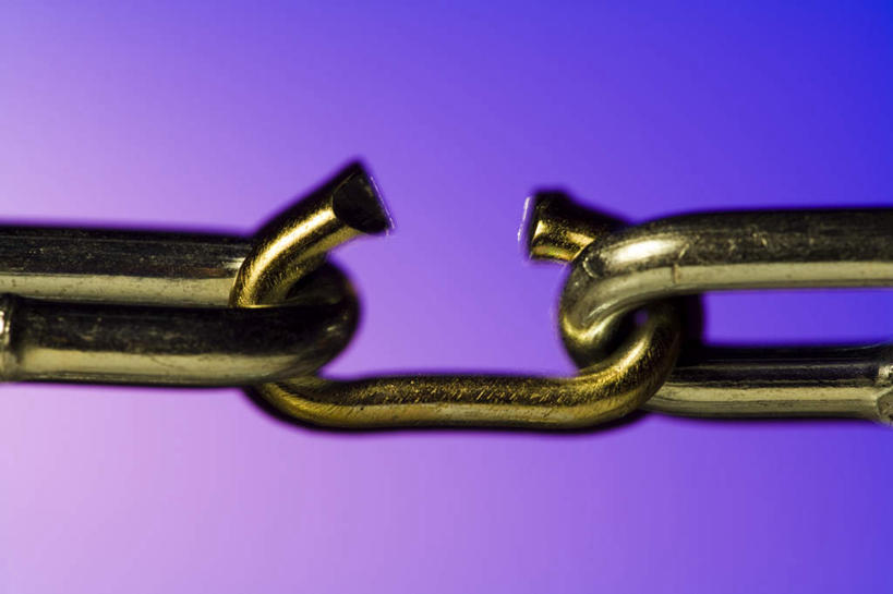 无人,横图,室内,特写,白天,正面,静物,金属制品,连接,紫色背景,金属,破坏,破损,摄影,影棚,链条,损坏,贯穿,连结,衔接,串连,彩图,影棚拍摄,拍摄