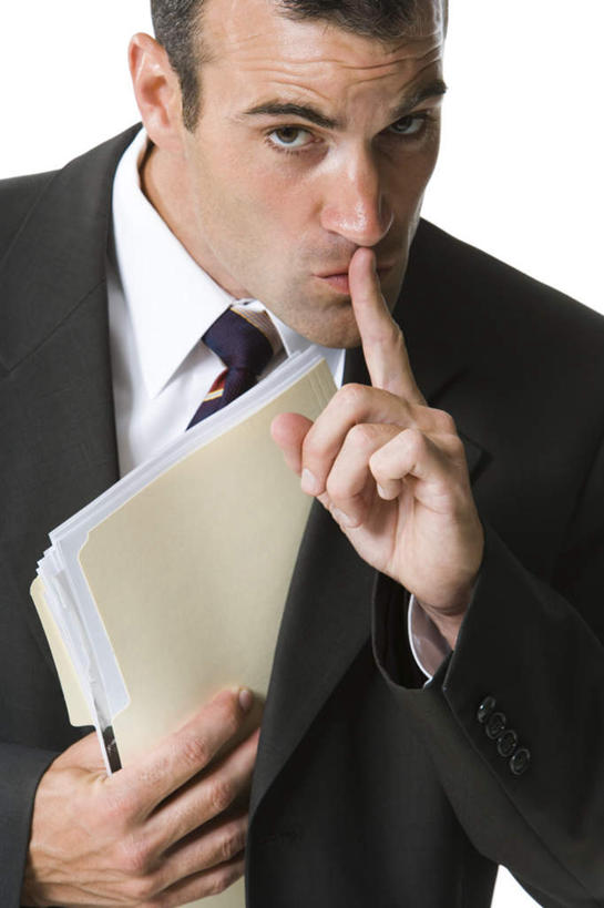 西方人,一个人,商务人士,商务男性,站,竖图,室内,白天,白色背景,正面,衬衫,欧洲,欧洲人,仅一个男性,仅一个人,仅一个中年男性,握,套装,中间,材料,档案,文件,纸,领带,拿,拿着,注视,手稿,资料,观察,看,手势,站着,手指,安静,握着,摄影,影棚,观看,证明,察看,象征,庄重,食指,关注,文档,商务装,身份,间谍,盗窃,偷窃,工薪阶层,正式,地位,偷盗,男人,男性,中年男性,白种人,白领,上班族,站立,半身,彩图,影棚拍摄,衬衣,拍摄,斥候,奸细,探子,细作,特工,特务