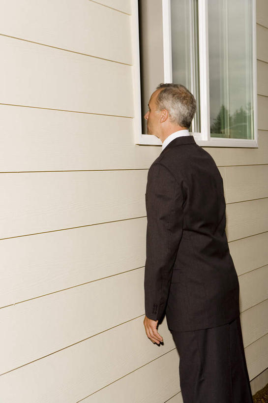 西方人,一个人,商务人士,商务男性,家,站,竖图,室外,白天,侧面,衬衫,别墅,窗户,欧洲,欧洲人,仅一个男性,仅一个人,仅一个中年男性,套装,房屋,墙,屋子,公寓,注视,洋房,楼房,玻璃窗,墙壁,墙面,住宅,观察,看,站着,观看,察看,关注,商务装,偷窥,工薪阶层,窃看,窃视,男人,男性,中年男性,白种人,白领,上班族,站立,半身,彩图,衬衣,房子