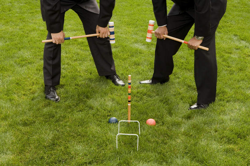 西方人,两个人,同事,商务人士,商务男性,站,横图,俯视,室外,白天,衬衫,成功,合作,团队,集体,信心,草地,草坪,植物,欧洲,欧洲人,弯腰,握,套装,拿,拿着,注视,运动器械,队伍,草,绿色,观察,看,站着,健身器械,握着,观看,察看,领导,成就,关注,商务装,健身器材,合伙,领袖,工薪阶层,槌球,门球,弯身,男人,男性,中年男性,白种人,白领,上班族,站立,半身,彩图,高角度拍摄,衬衣,运动器材