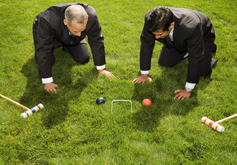 西方人,两个人,同事,商务人士,商务男性,跪,横图,俯视,室外,白天,衬衫,成功,合作,团队,集体,信心,草地,草坪,植物,欧洲,欧洲人,撑,阴影,套装,光线,影子,领带,注视,运动器械,队伍,草,绿色,阳光,观察,看,健身器械,观看,察看,领导,撑着,象征,庄重,成就,关注,商务装,身份,健身器材,合伙,领袖,工薪阶层,槌球,门球,正式,地位,男人,男性,中年男性,白种人,白领,上班族,跪着,彩图,高角度拍摄,全身,衬衣,运动器材