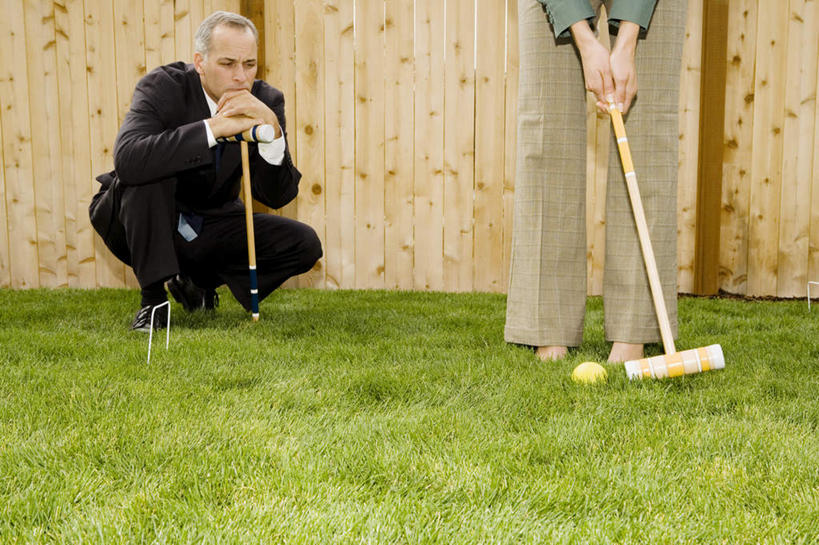 西方人,两个人,同事,商务人士,商务男性,商务女性,栏杆,站,蹲,横图,室外,白天,正面,衬衫,成功,合作,团队,集体,信心,草地,草坪,植物,欧洲,欧洲人,握,套装,栅栏,篱笆,围栏,领带,拿,拿着,注视,运动器械,队伍,护栏,草,绿色,观察,看,站着,健身器械,握着,观看,察看,领导,象征,庄重,成就,关注,商务装,身份,健身器材,合伙,领袖,工薪阶层,槌球,门球,正式,地位,男人,男性,年轻女性,女人,女性,中年男性,白种人,白领,上班族,蹲着,站立,半身,彩图,衬衣,运动器材
