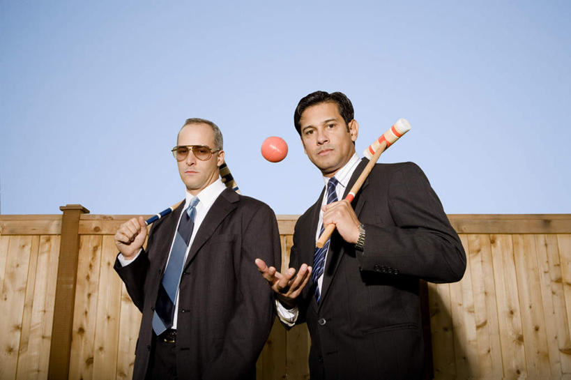 西方人,两个人,同事,商务人士,商务男性,栏杆,站,横图,室外,白天,仰视,衬衫,成功,合作,团队,集体,信心,欧洲,欧洲人,握,阴影,套装,光线,墨镜,眼镜,影子,栅栏,篱笆,围栏,领带,拿,拿着,注视,运动器械,队伍,护栏,蓝色,蓝天,天空,阳光,太阳镜,太阳眼镜,天,观察,看,站着,健身器械,遮阳镜,握着,晴朗,观看,察看,领导,象征,庄重,成就,关注,商务装,身份,健身器材,合伙,领袖,工薪阶层,槌球,门球,万里无云,正式,地位,男人,男性,中年男性,白种人,白领,上班族,晴空,晴空万里,站立,半身,彩图,低角度拍摄,衬衣,运动器材