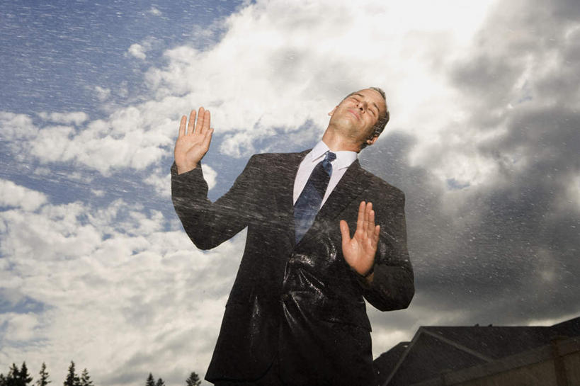 西方人,一个人,商务人士,商务男性,家,站,闭眼,横图,室外,白天,仰视,衬衫,树林,植物,别墅,欧洲,欧洲人,仅一个男性,仅一个人,仅一个中年男性,阴影,飞溅,套装,溅,光线,液体,影子,房屋,屋子,水滴,云,云朵,公寓,领带,云彩,停留,洋房,楼房,住宅,水珠,树,树木,蓝色,绿色,白云,蓝天,天空,阳光,自然,天,手势,站着,生长,晴朗,成长,停止,象征,庄重,喷洒,商务装,身份,工薪阶层,正式,地位,中断,制止,终止,男人,男性,中年男性,白种人,白领,上班族,晴空,闭眼睛,闭着眼,闭着眼睛,站立,半身,彩图,低角度拍摄,衬衣,房子,遏制,截止,截至,休止,终了,住手