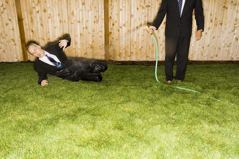 西方人,两个人,同事,商务人士,商务男性,栏杆,站,躺,闭眼,横图,俯视,室外,白天,衬衫,成功,合作,团队,集体,信心,草地,草坪,植物,欧洲,欧洲人,握,飞溅,套装,溅,液体,栅栏,篱笆,水滴,围栏,领带,拿,拿着,停留,水管,队伍,护栏,水珠,草,绿色,手势,站着,握着,停止,领导,象征,庄重,成就,喷洒,商务装,身份,合伙,领袖,工薪阶层,正式,地位,中断,制止,终止,卧着,男人,男性,中年男性,白种人,白领,上班族,闭眼睛,闭着眼,闭着眼睛,躺着,卧,站立,半身,彩图,高角度拍摄,衬衣,遏制,截止,截至,休止,终了,住手