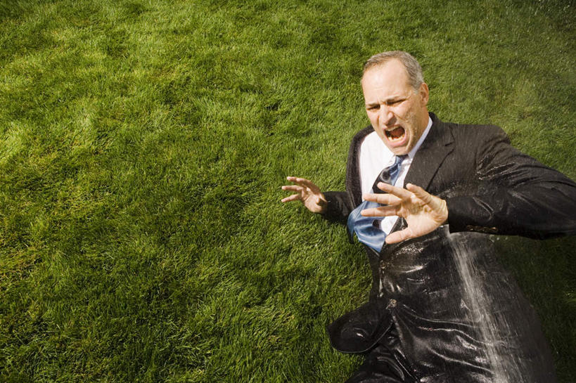 西方人,一个人,商务人士,商务男性,躺,闭眼,横图,俯视,室外,白天,衬衫,草地,草坪,植物,欧洲,欧洲人,仅一个男性,仅一个人,仅一个中年男性,飞溅,套装,溅,液体,水滴,领带,停留,水珠,草,绿色,手势,张嘴,停止,象征,庄重,喷洒,商务装,身份,张大嘴巴,工薪阶层,正式,地位,中断,制止,终止,卧着,男人,男性,中年男性,白种人,白领,上班族,张开嘴,闭眼睛,闭着眼,闭着眼睛,躺着,卧,半身,彩图,高角度拍摄,衬衣,遏制,截止,截至,休止,终了,住手