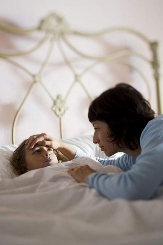 西方人,儿童,中年人,两个人,家庭,母亲,女儿,躺,摸,竖图,俯视,室内,白天,纯洁,床,卧室,欧洲,欧洲人,抚摸,双人床,床单,注视,被子,小孩,观察,看,温暖,温馨,母女,一家人,可爱,母爱,童年,童趣,观看,和睦,察看,感冒,被单,关注,童真,烂漫,无邪,伤风,卧着,天真,女孩,女人,女性,中年女性,白种人,孩子,触摸,接触,躺着,卧,半身,彩图,高角度拍摄,睡房,卧房,融洽,女生