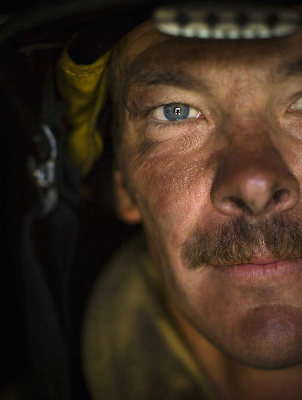 西方人,脸,头,脸颊,胡须,一个人,消防员,站,竖图,室内,特写,白天,正面,工作服,制服,欧洲,欧洲人,仅一个男性,仅一个人,仅一个中年男性,注视,肩膀,观察,看,站着,肮脏,观看,察看,关注,邋遢,工作制服,龌龊,污秽,男人,男性,中年男性,白种人,头部,胡子,小胡子,脸部,脸蛋,面部,救火员,站立,半身,彩图,工作套服