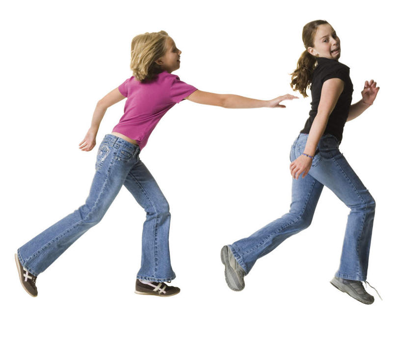 西方人,儿童,两个人,伙伴,朋友,跑,笑,微笑,露齿笑,横图,室内,白天,白色背景,侧面,友谊,纯洁,欧洲,欧洲人,追逐,追赶,服装,裤子,注视,牛仔裤,休闲装,小孩,衣服,观察,看,休闲,休闲服,可爱,童年,童趣,摄影,服饰,影棚,观看,察看,关注,童真,烂漫,无邪,天真,友情,女孩,女人,女性,白种人,跑步,彩图,全身,影棚拍摄,拍摄,女生