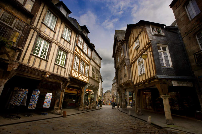 无人,家,横图,室外,白天,仰视,度假,美景,窗户,城市风光,城市,道路,路,法国,欧洲,一排,许多,阴影,整齐,光线,影子,房屋,屋子,景观,云,云朵,公寓,小路,交通,云彩,娱乐,洋房,楼房,玻璃窗,住宅,排列,蓝色,白云,蓝天,天空,阳光,天,享受,休闲,景色,放松,晴朗,布列塔尼,队列,法兰西共和国,法兰西第五共和国,布列塔尼地区,阿摩尔滨海省,晴空,彩图,低角度拍摄,房子