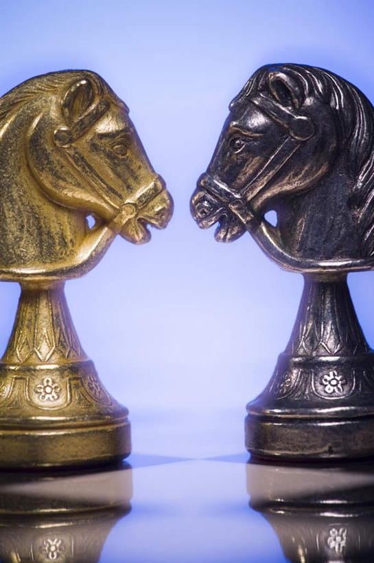 无人,竖图,室内,特写,白天,正面,游戏,快乐,比赛,竞争,马,静物,阴影,蓝色背景,朦胧,模糊,反射,影子,玩,娱乐,两个,象棋,休闲,面对面,棋子,棋盘,国际象棋,益智,摄影,影棚,活动,发泄,消遣,智力,宣泄,玩耍,嬉戏,彩图,影棚拍摄,拍摄