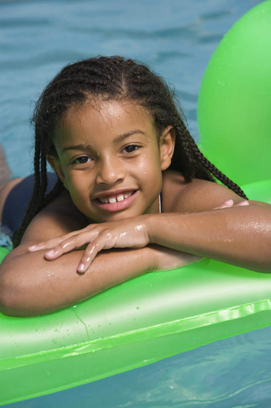 西方人,儿童,一个人,体育馆,游泳池,笑,微笑,露齿笑,竖图,室外,白天,正面,泳装,纯洁,水,船,欧洲,非洲,黑人,欧洲人,仅一个女性,仅一个人,朦胧,模糊,水池,水面,注视,泳池,小孩,绿色,交通工具,观察,看,趴着,仅一个小孩,可爱,童年,童趣,充气船,观看,察看,游泳馆,关注,载具,童真,烂漫,无邪,连体泳衣,天真,女孩,女人,女性,非洲人,孩子,趴,半身,彩图,泳衣,女生