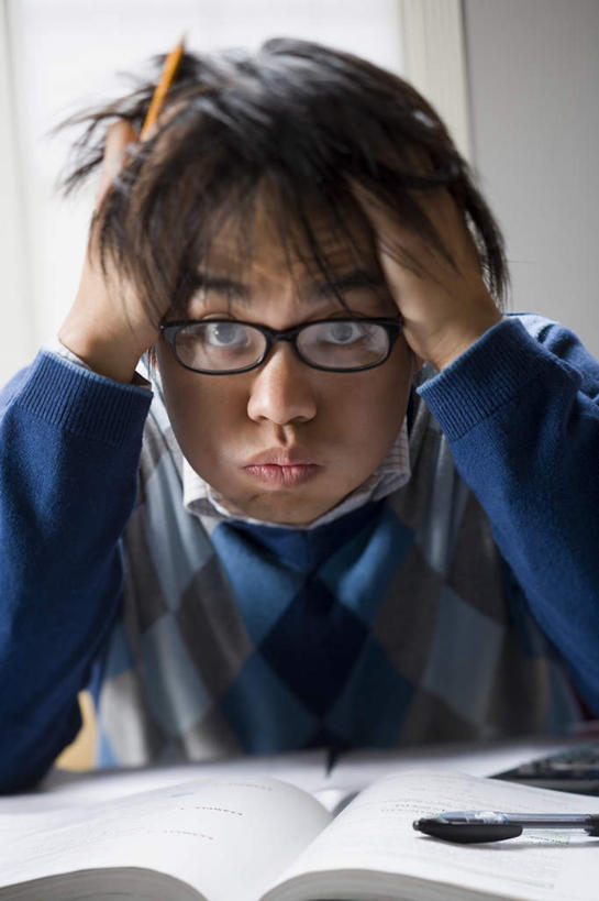 东方人,嘴,一个人,学生,竖图,室内,白天,正面,毛衣,衬衫,亚洲,仅一个男性,仅一个人,一副,抱头,服装,笔,眼镜,办公用品,休闲装,黄种人,文具,仅一个年轻男性,衣服,铅笔,学习用品,低头,嘟嘴,休闲,休闲服,撅嘴,服饰,烦躁,文具用品,一支,线衫,近视眼镜,急躁,焦躁,垂头,捧首,捧头,男人,男性,年轻男性,亚洲人,嘴巴,嘴唇,半身,彩图,衬衣,绒衣,套衫,套头毛衣,线衣