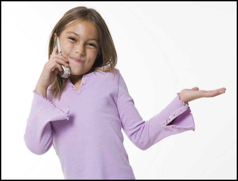 西方人,儿童,一个人,站,笑,打电话,微笑,横图,室内,白天,白色背景,正面,纯洁,电话,手机,欧洲,欧洲人,仅一个女性,仅一个人,握,服装,注视,休闲装,通讯设备,小孩,衣服,观察,看,站着,仅一个小孩,休闲,休闲服,可爱,童年,童趣,握着,摄影,服饰,影棚,观看,察看,关注,童真,烂漫,无邪,可惜,一部,惋惜,交流,天真,女孩,女人,女性,白种人,孩子,沟通,通话,站立,半身,彩图,影棚拍摄,拍摄,女生